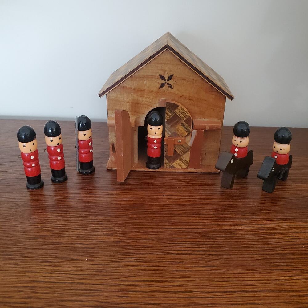 Vintage FAO Schwartz Medieval Fort Set With 6 Knights And Guard House Shackman